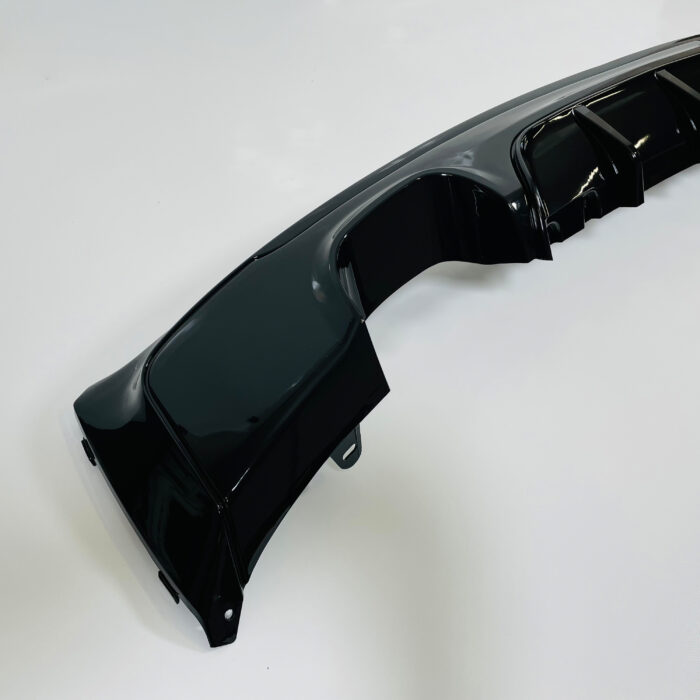 Juodas, blizgus (2x0) galinio buferio difuzorius skirtas BMW F22, F23 - Image 2