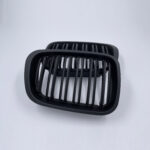 Juodos, matinės, dvigubos grotelės skirtos BMW E46 PRE-LCI (1998-2001)