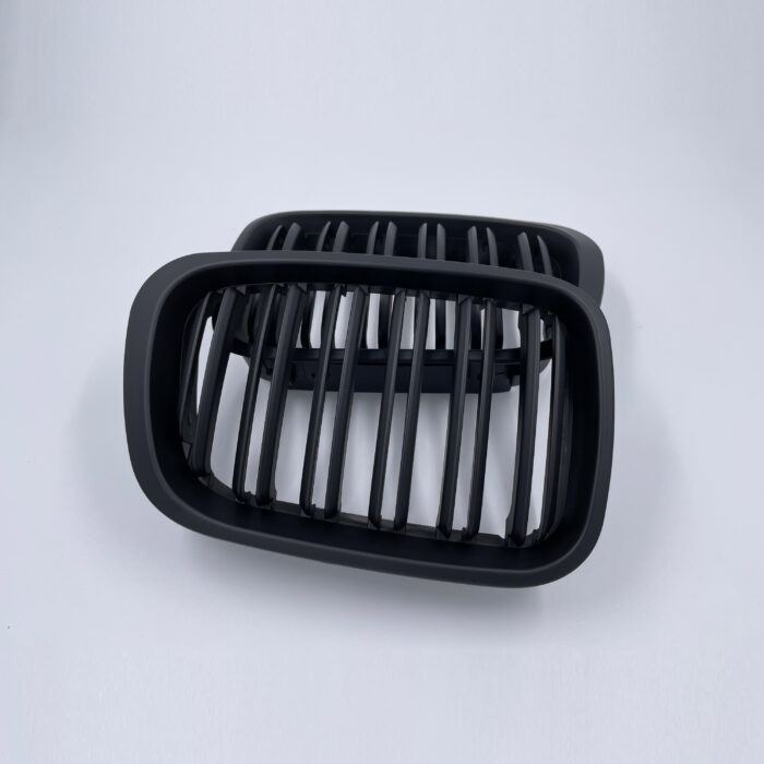 Juodos, matinės, dvigubos grotelės skirtos BMW E46 PRE-LCI (1998-2001) - Image 1