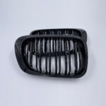 Juodos, blizgios, dvigubos grotelės skirtos BMW E46 PRE-LCI (1999-2003)
