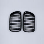 Juodos, blizgios, dvigubos grotelės skirtos BMW E46 PRE-LCI (1999-2003) - Image 4