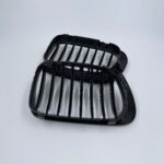 Juodos, blizgios, viengubos grotelės skirtos BMW E46 (1999-2003) PRE-LCI - Image 2