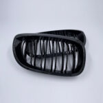 Juodos, blizgios, dvigubos grotelės skirtos BMW E46 LCI (2003-2005)