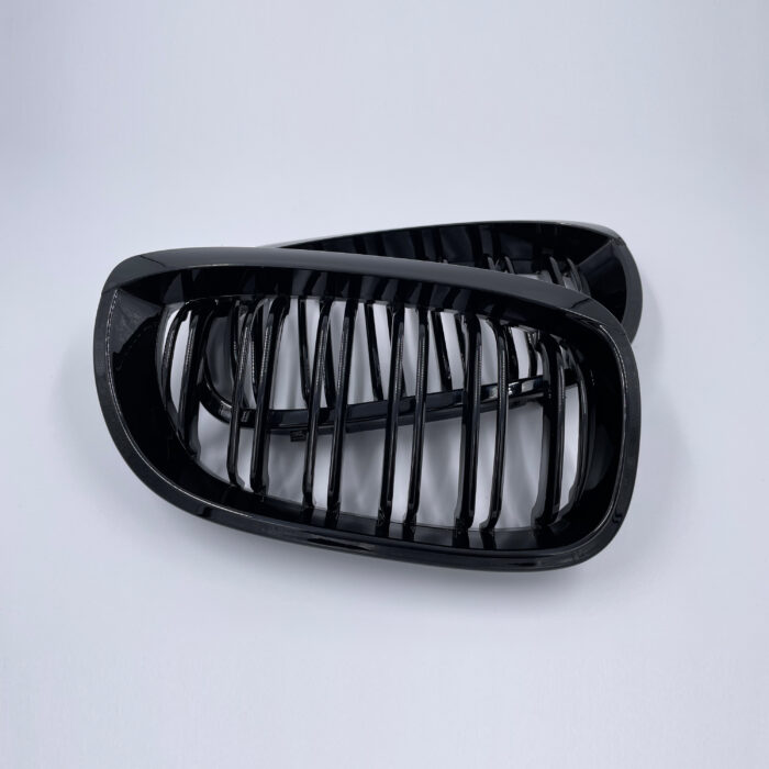Juodos, blizgios, dvigubos grotelės skirtos BMW E46 LCI (2003-2005) - Image 1