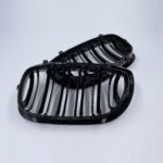 Juodos, blizgios, dvigubos grotelės skirtos BMW E46 LCI (2003-2005) - Image 2