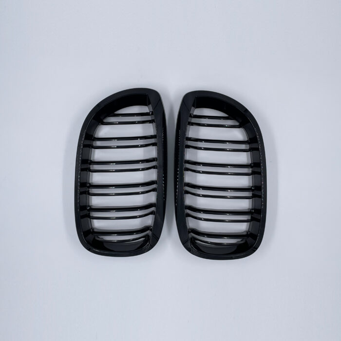 Juodos, blizgios, dvigubos grotelės skirtos BMW E46 LCI (2003-2005) - Image 3