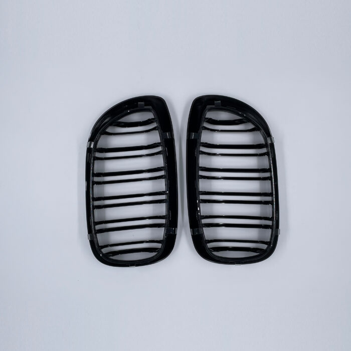 Juodos, blizgios, dvigubos grotelės skirtos BMW E46 LCI (2003-2005) - Image 4