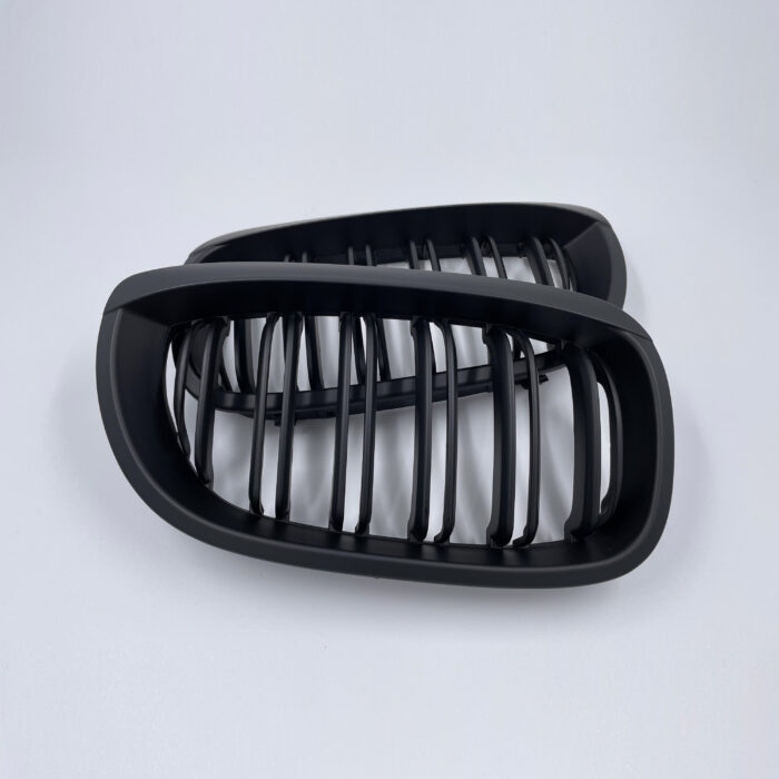 Juodos, matinės, dvigubos grotelės skirtos BMW E46 LCI (2003-2005) - Image 1