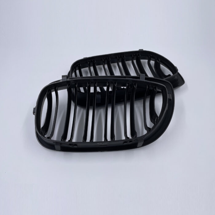 Juodos, matinės, dvigubos grotelės skirtos BMW E46 LCI (2003-2005) - Image 2