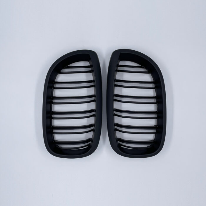 Juodos, matinės, dvigubos grotelės skirtos BMW E46 LCI (2003-2005) - Image 3