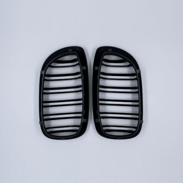 Juodos, matinės, dvigubos grotelės skirtos BMW E46 LCI (2003-2005) - Image 4