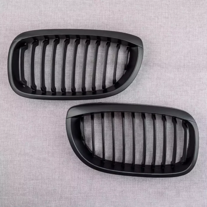 Juodos, matinės, viengubos grotelės skirtos BMW E46 coupe/cabrio (2003-2005) - Image 1