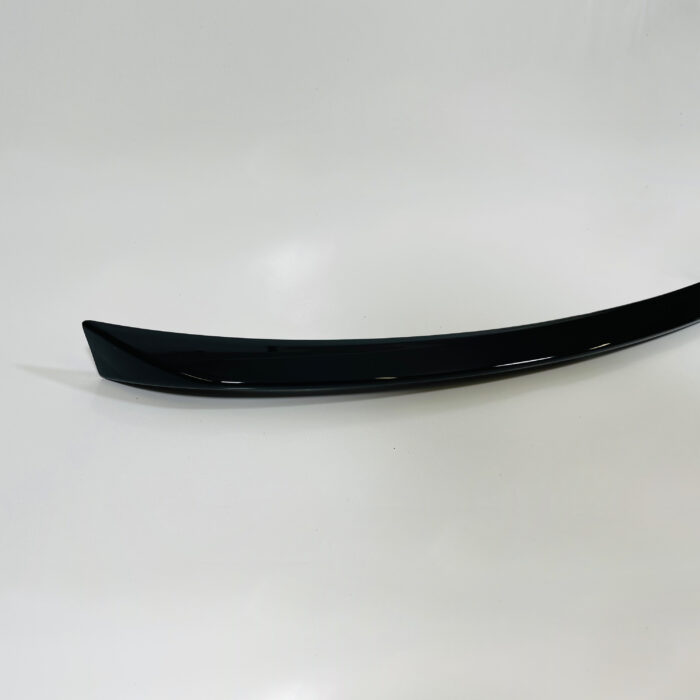 Juodas, blizgus spoileris skirtas BMW G20 - Image 3