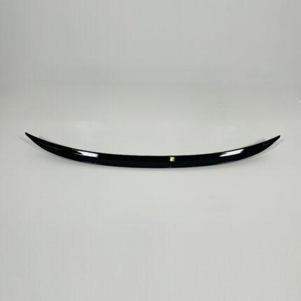 Juodas, blizgus spoileris skirtas BMW G20