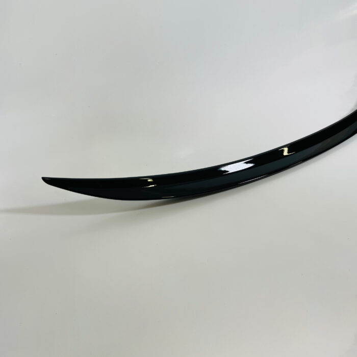 Juodas, blizgus spoileris skirtas BMW G20 - Image 2