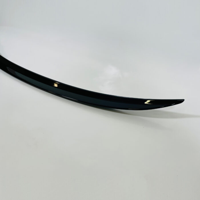 Juodas, blizgus spoileris skirtas BMW G20 - Image 3