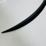 Juodas, blizgus spoileris skirtas BMW G20 - Image 4