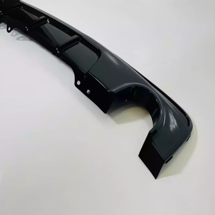 Juodas, blizgus (1x1) galinio buferio difuzorius skirtas BMW F10, F11 - Image 4