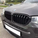 Juodos, blizgios, dvigubos grotelės skirtos BMW F25, F26 LCI - Image 2