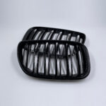 Juodos, blizgios, dvigubos grotelės skirtos E53 LCI (1999-2003)
