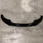 Juodas, blizgus priekinis pažeminimas skirtas BMW G22, G26 - Image 3