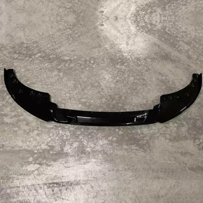 Juodas, blizgus priekinis pažeminimas skirtas BMW G22, G26 - Image 3