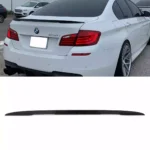 Juodas, blizgus spoileris skirtas BMW F10